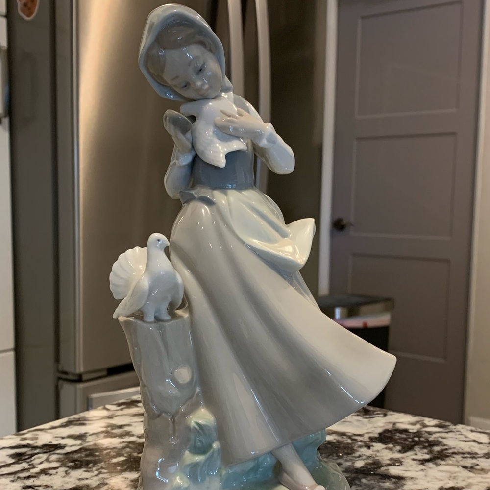 LLADRO GIRL W/ DOVES #4915 9"